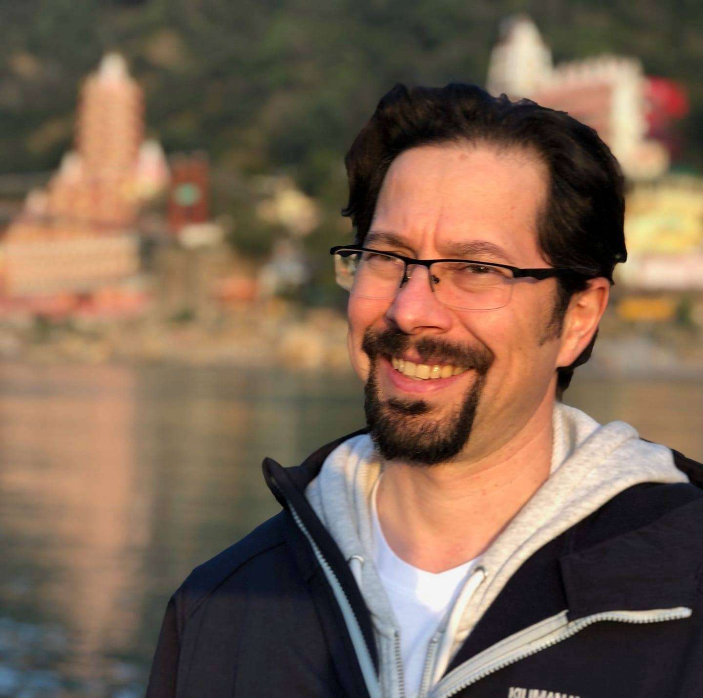 Ambrus Zoltán Navraj kundalíni jóga és meditációs tanár, mentálhigiénés segítő
